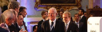 El presidente de Perú, Pedro Pablo Kuczynski, saluda a los asistentes al foro 'El Perú del Futuro', acompañado por el presidente de PRISA y EL PAÍS, Juan Luis Cebrián.