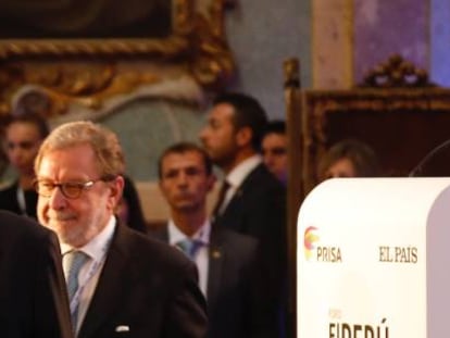 El presidente de Perú, Pedro Pablo Kuczynski, saluda a los asistentes al foro 'El Perú del Futuro', acompañado por el presidente de PRISA y EL PAÍS, Juan Luis Cebrián.