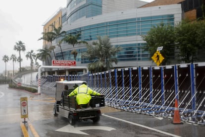 Técnicos supervisan la instalación de una barrera contra el agua en el Hospital General de Tampa.