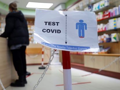 Una clienta de una farmacia de Madrid compra un test de antígenos en febrero de 2021.