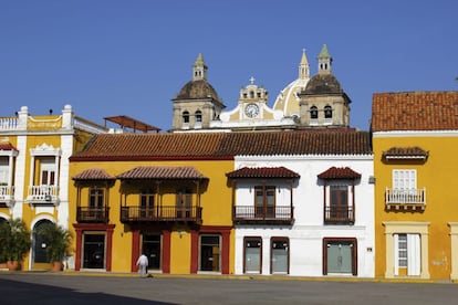 La historia de Cartagena se escribió a fuerza de saqueos: el entonces puerto español era el blanco preferido de los piratas del Caribe. La huella de estos tiempos puede verse en la muralla que rodea el casco antiguo –puede recorrerse a pie-, en el Castillo San Felipe de Barajas y en el Museo Naval del Caribe, que recrea batallas históricas en defensa del emplazamiento. Tanto la ciudad como el castillo son patrimonio mundial de la Unesco desde 1984.