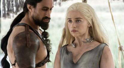 Joe Naufahu y Emilia Clarke en la sexta temporada de 'Juego de Tronos'