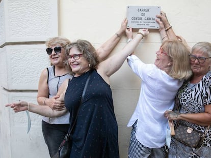 Esta semana se han entregado los premios, una placa de calle con su nombre, a los mejores vecinos de Barcelona y Madrid