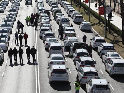 Bloqueo del Paseo de la Castellana durante la huelga de taxistas, el pasado enero.