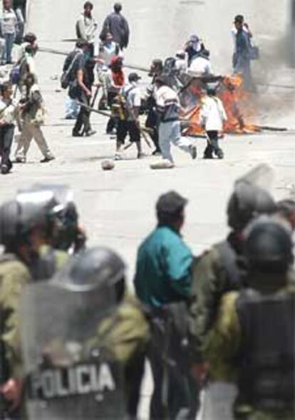 La policía se enfrenta con los manifestantes en La Paz.