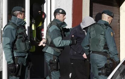 Spanish Civil Guards arrest a man accused of collaborating with the Islamic State in Pamplona.