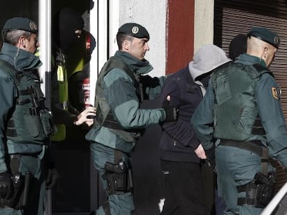 Spanish Civil Guards arrest a man accused of collaborating with the Islamic State in Pamplona.