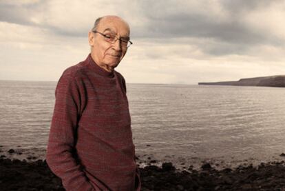José Saramago, en playa Quemada, cercana a su residencia de Tías, en Lanzarote.