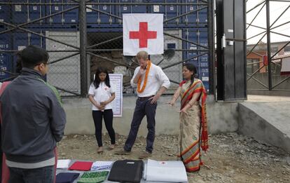 El príncipe también habló con los responsables de Cruz Roja de la zona, que le explicó cómo organizan a las familias que viven en las tiendas de campaña y los recursos que tienen para atenderlas. En la imagen, Enrique de Inglaterra visita una zona donde están construyendo más tiendas de campaña mientras le explican qué elementos tienen para montarla.