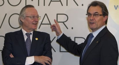 El presidente de Vueling, Josep Piqu&eacute;, con el presidente de la Generalitat, Artur Mas.