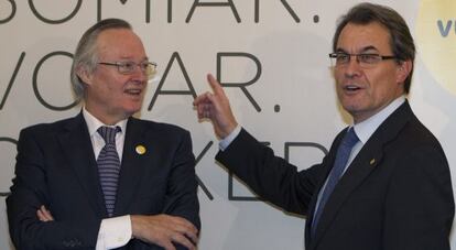 El presidente de Vueling, Josep Piqué, con el presidente de la Generalitat, Artur Mas.