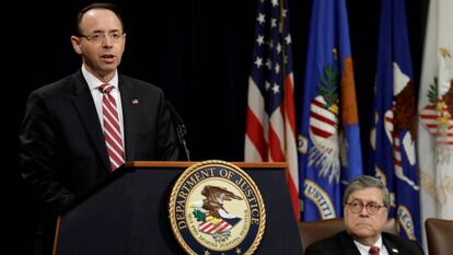 Rod Rosenstein, de pie, junto al fiscal general, William Barr, en un acto público el pasado febrero en Washington.