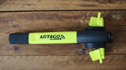 Barra antirrobo sobre una mesa de madera