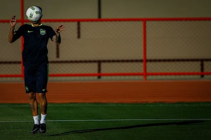 Neymar durante un entrenamiento de la selección olímpica de Brasil en el centro de entrenamiento de los bomberos de Brasilia. Brasil jugará ante Sudáfrica el próximo 4 de agosto en un partido por los Juegos Olímpicos Río 2016. 