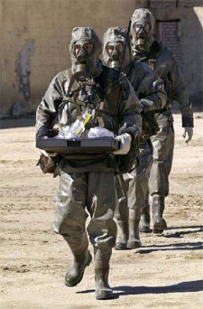 Especialistas alemanes en guera química, en un ejercicio en el desierto de Kuwait.