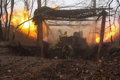 Miembros de la 37? Brigada de Artillera disparan sobre una posicin de infantera rusa ,el 24 de diciembre en la regin de Donetsk.