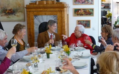 Luis Izquierdo, en el centro, junto a Carmen Balcells y Pasqual Maragall, a la izquierda.