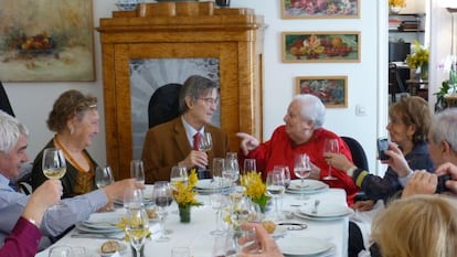 Luis Izquierdo, en el centro, junto a Carmen Balcells y Pasqual Maragall, a la izquierda.