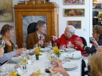 Luis Izquierdo, en el centro, junto a Carmen Balcells y Pasqual Maragall, a la izquierda.