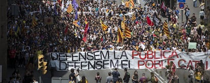 Manifestación de estudiantes por la defensa de la escuela pública en Barcelona.