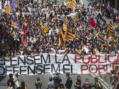 Manifestación de estudiantes por la defensa de la escuela pública en Barcelona.