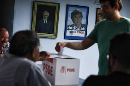 Un militante deposita su voto en la agrupación socialista de Centro de Madrid.