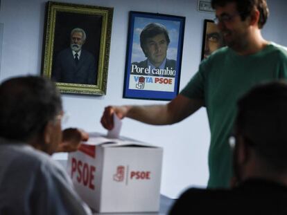 Un militante deposita su voto en la agrupación socialista de Centro de Madrid.