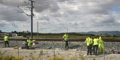 Técnicos de Adif durante trabajos de supervisión a pie de vía