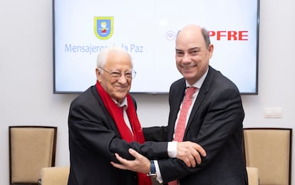 El padre Ángel, presidente de Mensajeros de la Paz (izquierda), y José Manuel Inchausti, vicepresidente de Mapfre y consejero delegado de la compañía aseguradora en Iberia, firmaron ayer un acuerdo de colaboración para mejorar la atención al colectivo sénior en España.