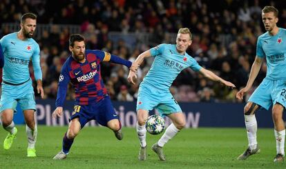 Messi y Sevcik pelean por el balón en el Barça-Slavia de Champions.