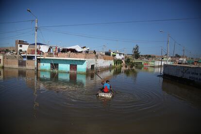 Un hombre navega en las calles de Huarmey, una ciudad ubicada en el norte del país, que se inundó en el 2017. Hoy ha sucedido algo similar en varios pueblos y ciudades.