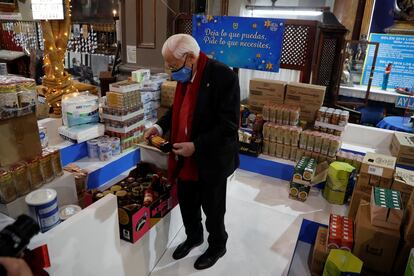 El padre Ángel, rodeado de cajas con alimentos en la Iglesia de San Antón de Madrid para el Banco de Alimentos.