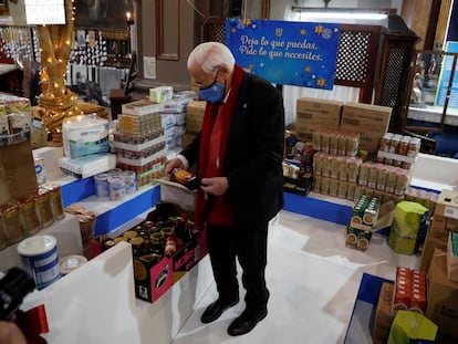 El padre Ángel, rodeado de cajas con alimentos en la Iglesia de San Antón de Madrid para el Banco de Alimentos.