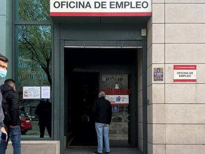 Varias personas esperan en las inmediaciones de una oficina del SEPE de la Comunidad de Madrid.
