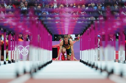 Lehann Fourie, de Sudáfrica, en la primera ronda de los 110m vallas.