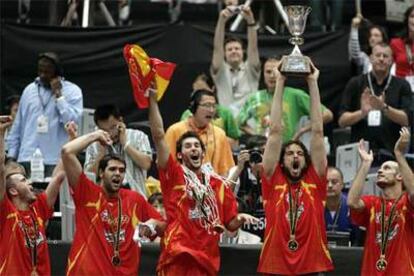 Pau Gasol levanta el trofeo del mundial junto a Carlos Jiménez, Sergio Rodríguez, Felipe Reyes y Rudy Fernandez.
