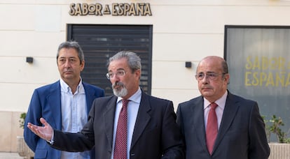 Vicente Barrera, Carlos Flores e Ignacio Gil Lázaro, a su llegada a las Cortes valencianas este martes. 