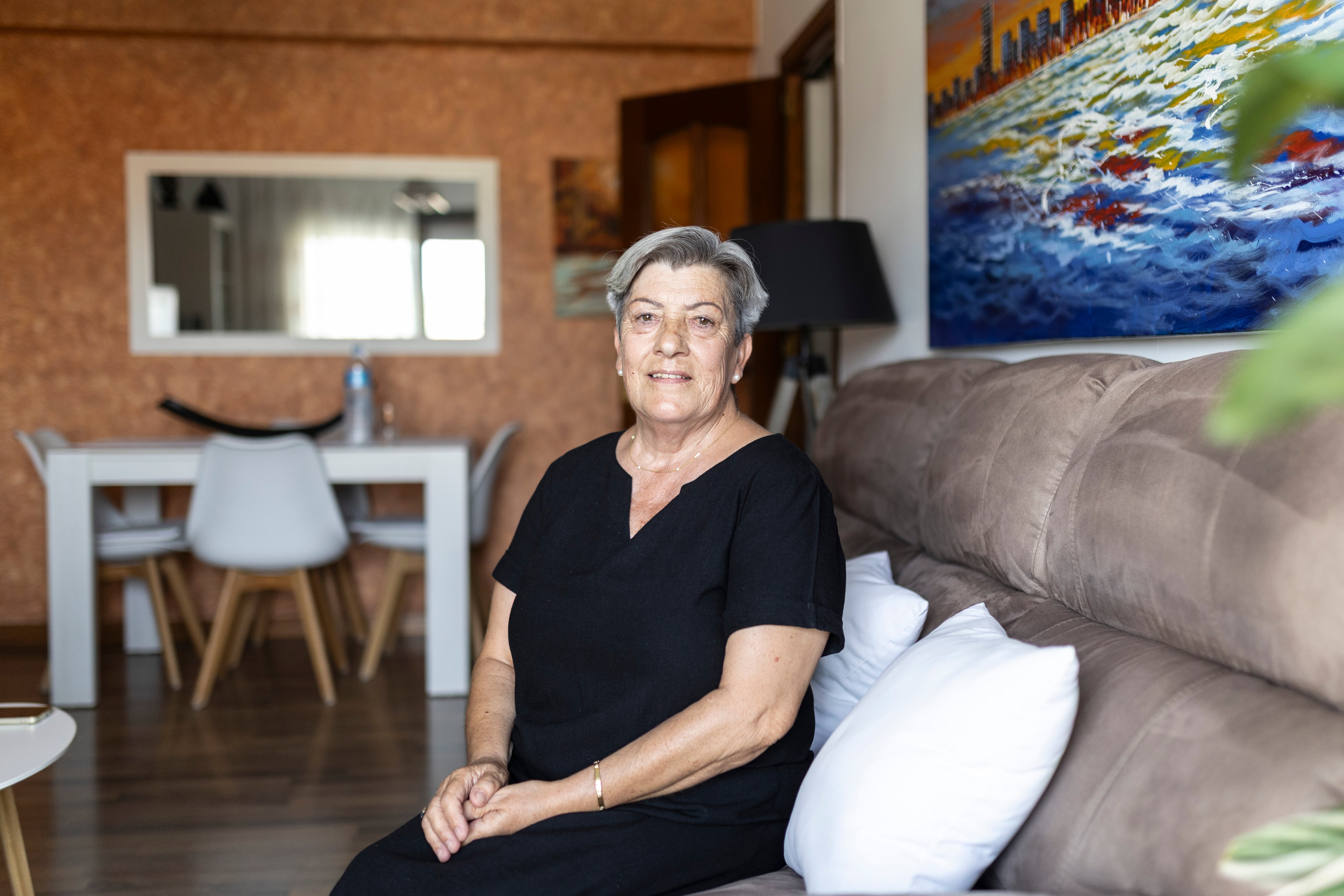 Conchita Barredo, en su casa de Rubí (Barcelona), cuatro años después de someterse a un trasplante de corazón.