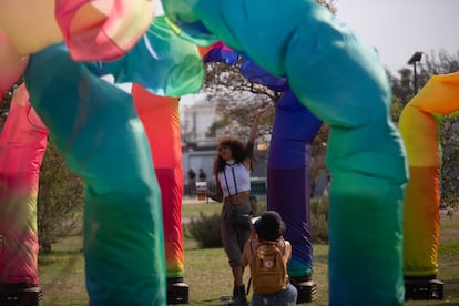 Una mujer se hace una foto bajo arcos inflables en el Parque Bicentenario de la Ciudad de México, en el día 2 del festival Ceremonia 2023, el 2 de abril.