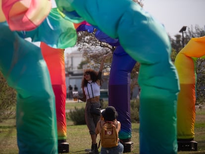 Una mujer se hace una foto bajo arcos inflables en el Parque Bicentenario de la Ciudad de México, en el día 2 del festival Ceremonia 2023, el 2 de abril.
