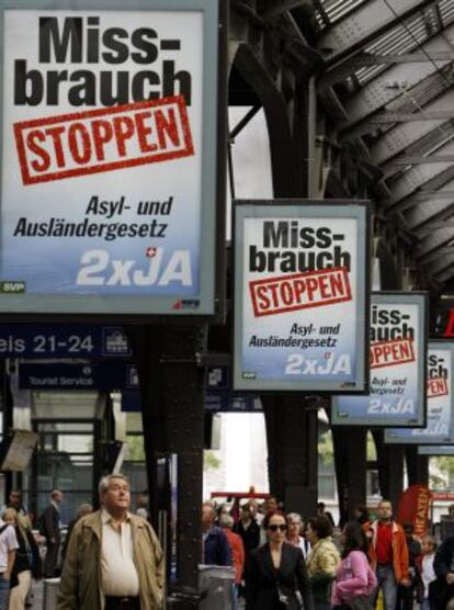 Carteles en la principal estación de tren de Zurich en contra de la inmigración en 2006.