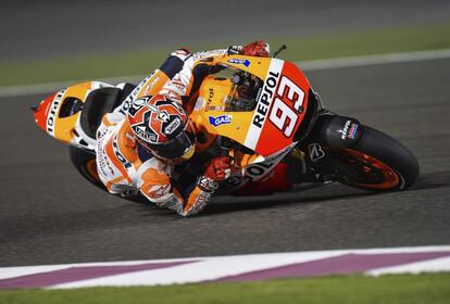 Marc Márquez, del equipo Repsol Honda, toma una curva durante de los entrenamientos libres realizados en el circuito internacional Losail de Doha, Catar.