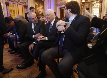 El director de EL PAÍS, Antonio Caño y el presidente del BBVA, Francisco González, durante el foro 'Invertir en Argentina'.