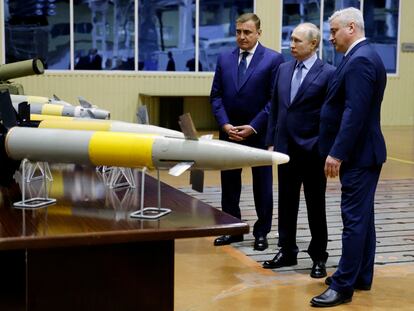 El presidente ruso, Vladímir Putin, junto al gobernador de la región de Tula, Alexéi Dyumin (izquierda) and el director de la compañía Shcheglovsky Val, Alexéi Visloguzov, visita las instalaciones de la compañía en diciembre de 2022.