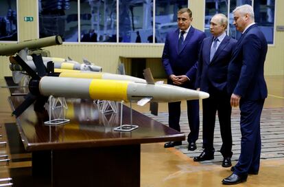 El presidente ruso, Vladímir Putin, junto al gobernador de la región de Tula, Alexéi Dyumin (izquierda) and el director de la compañía Shcheglovsky Val, Alexéi Visloguzov, visita las instalaciones de la compañía en diciembre de 2022.