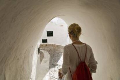 Un callejón del pueblo de Binibeca Vell, en Menorca.