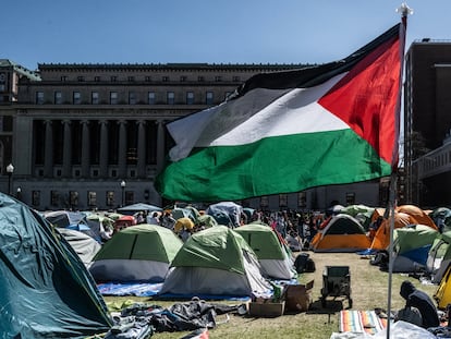Una bandera palestina ondea en el campamento de estudiantes de la Universidad de Columbia, este 25 de abril. 335EV6RMBRFIJNJYJGUQERNYYQ