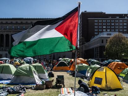 Una bandera palestina ondea en el campamento de estudiantes de la Universidad de Columbia, este 25 de abril. 335EV6RMBRFIJNJYJGUQERNYYQ