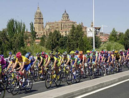 El pelotón compacto, como casi toda la etapa de ayer, a su paso por Salamanca.