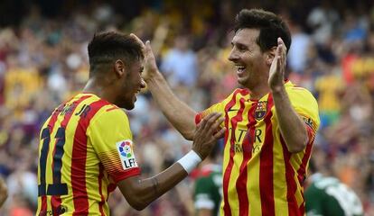 Neymar y Messi celebran uno de los dos goles.